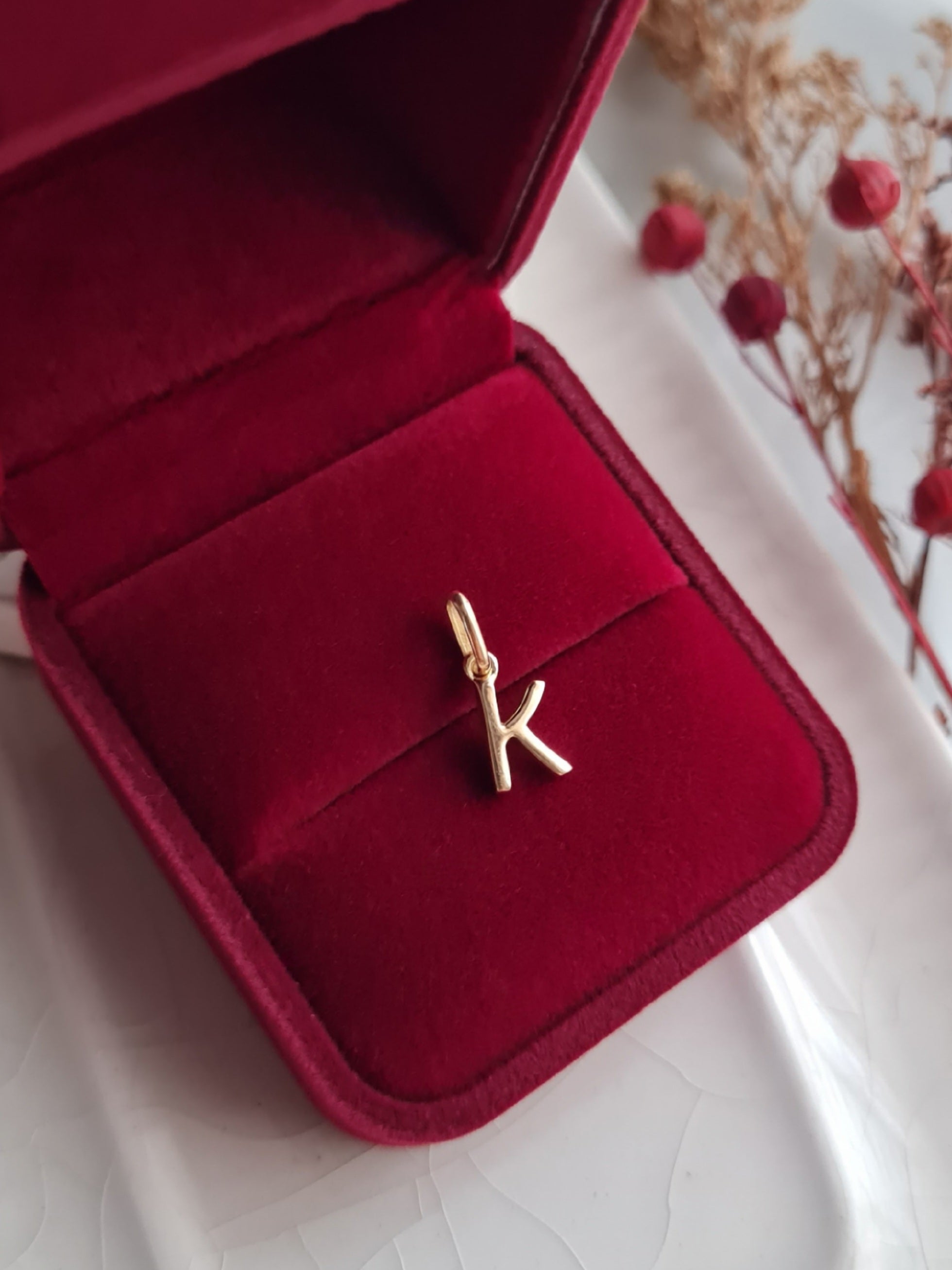 Inicial Minimalista, tu Amuleto Personal - Oro 18k