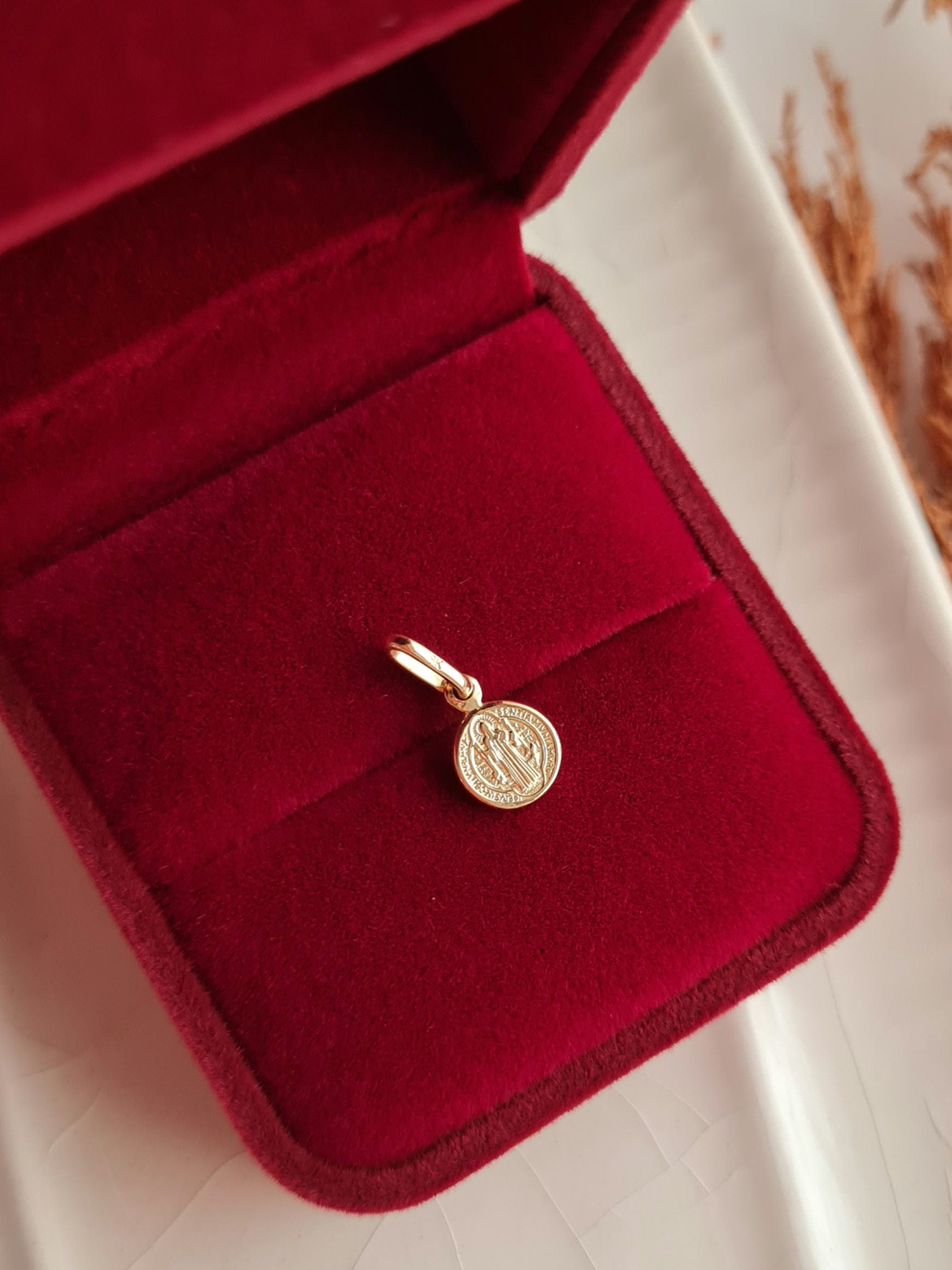 Dije San Benito Charm - Oro 18k