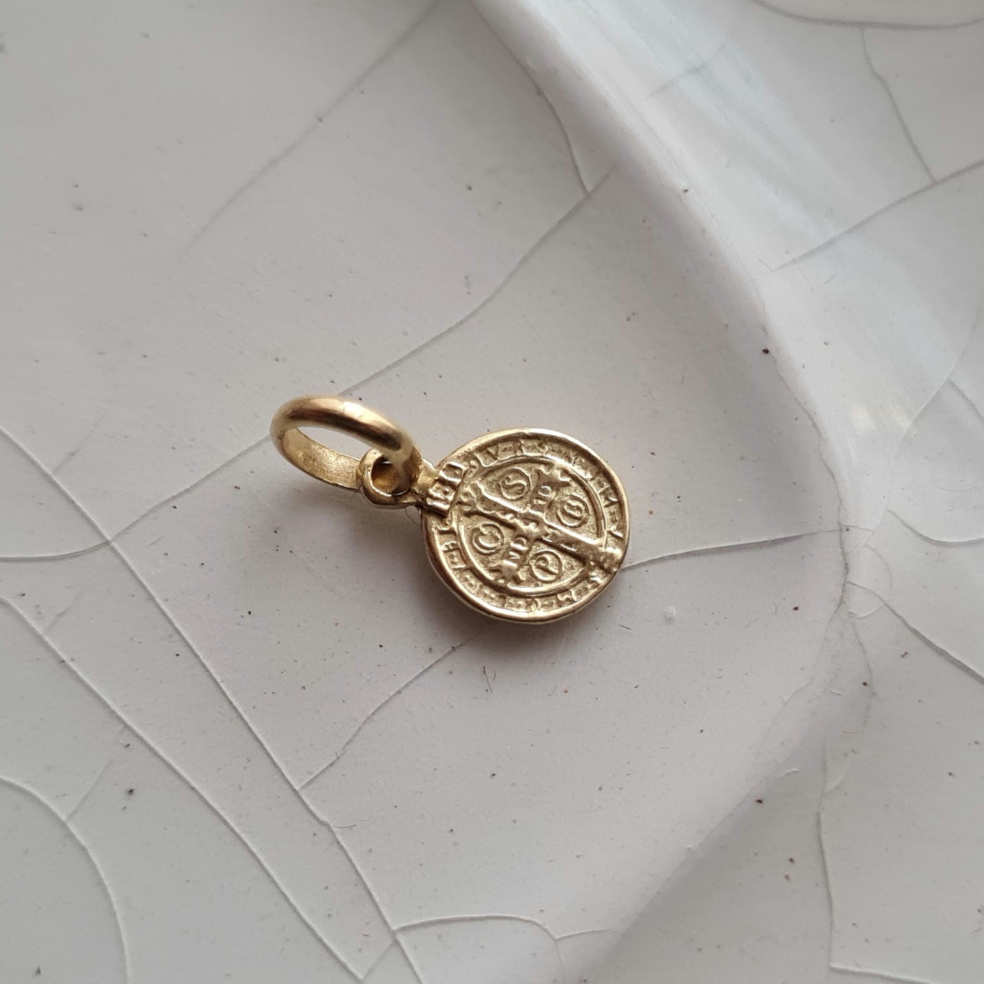 Dije San Benito Charm - Oro 18k