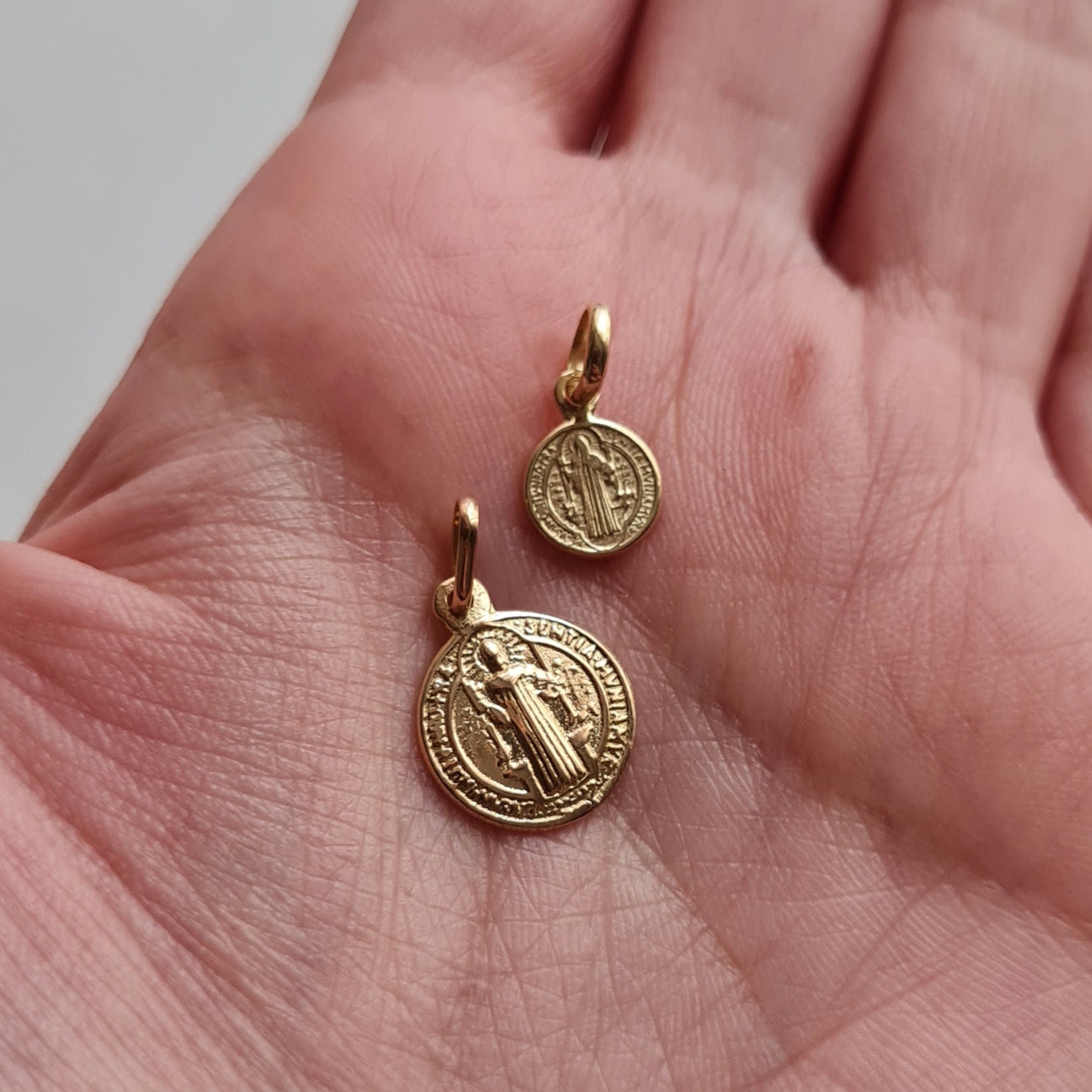 Dije San Benito Charm - Oro 18k