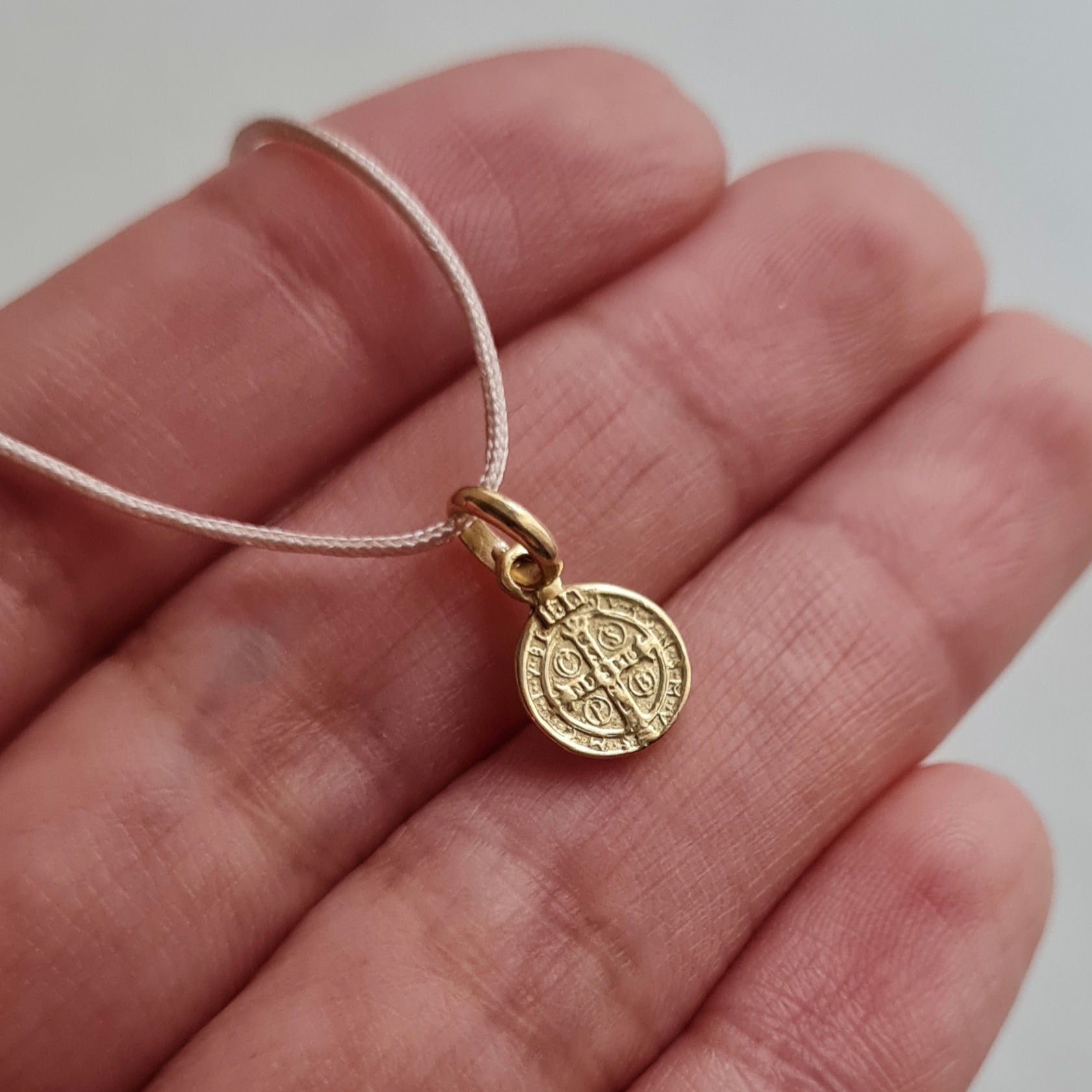 Dije San Benito Charm - Oro 18k
