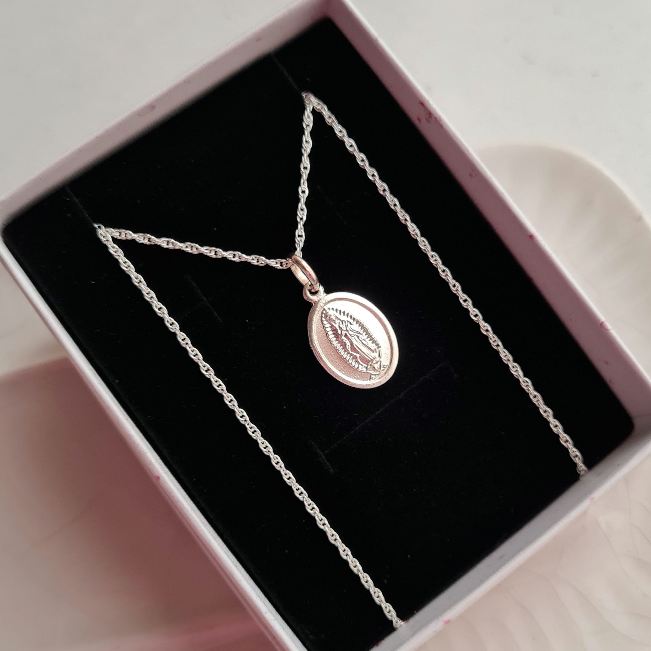 Cadena Virgen de Guadalupe Minimalista - Plata 925