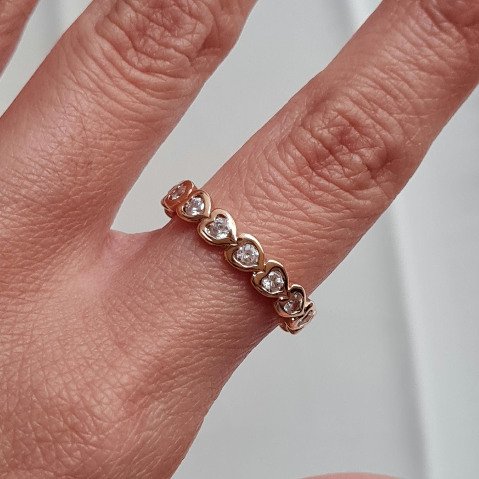 Anillo Cintillo de Corazones - Golden