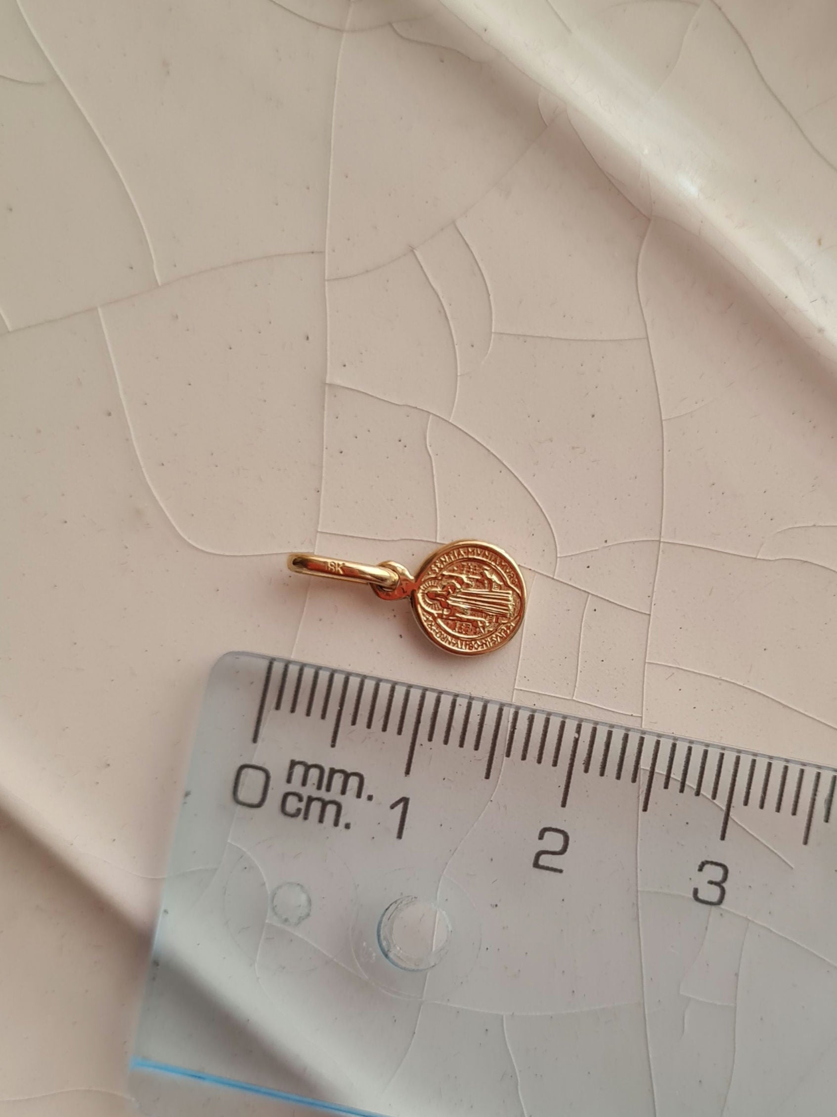 Dije San Benito Charm - Oro 18k