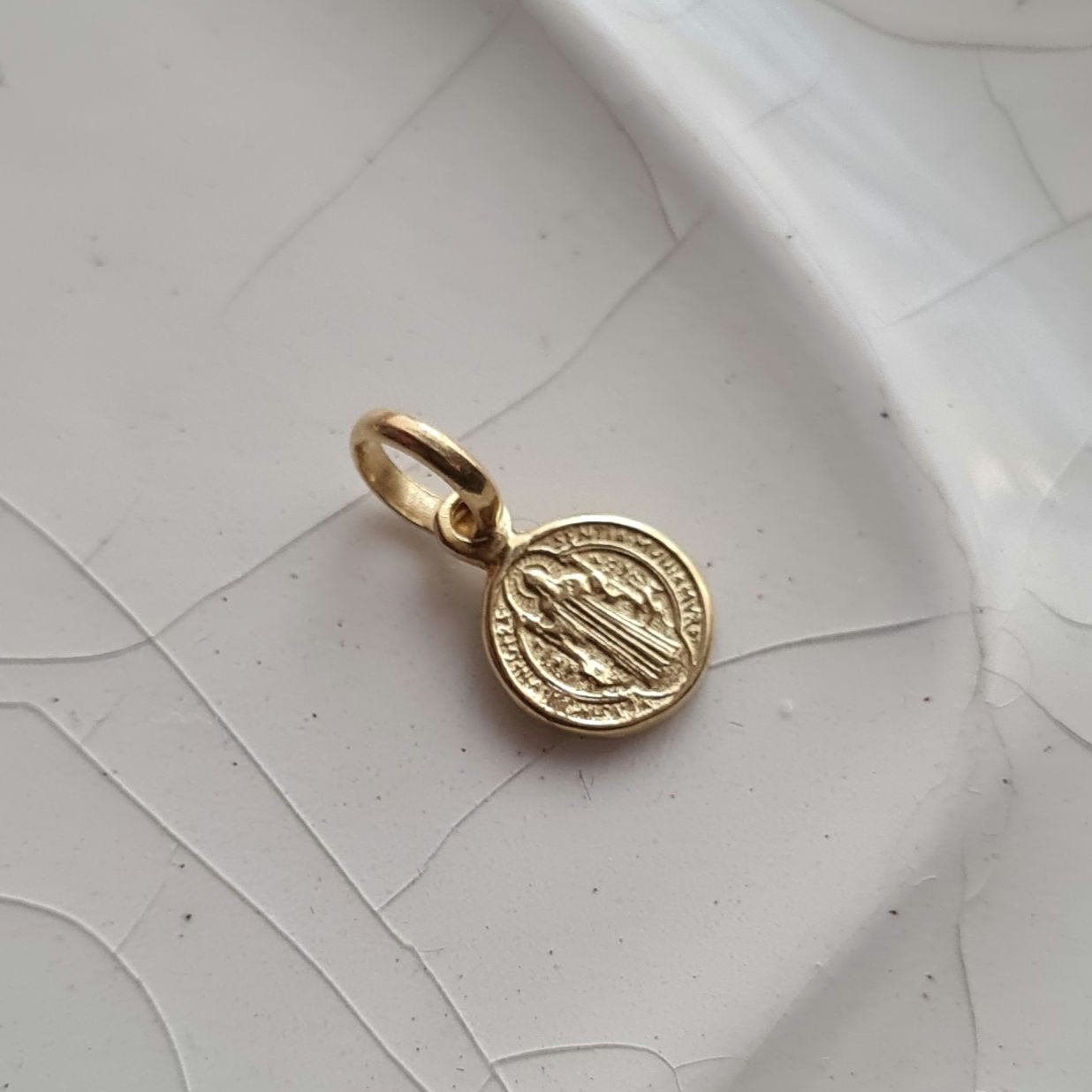 Dije San Benito Charm - Oro 18k