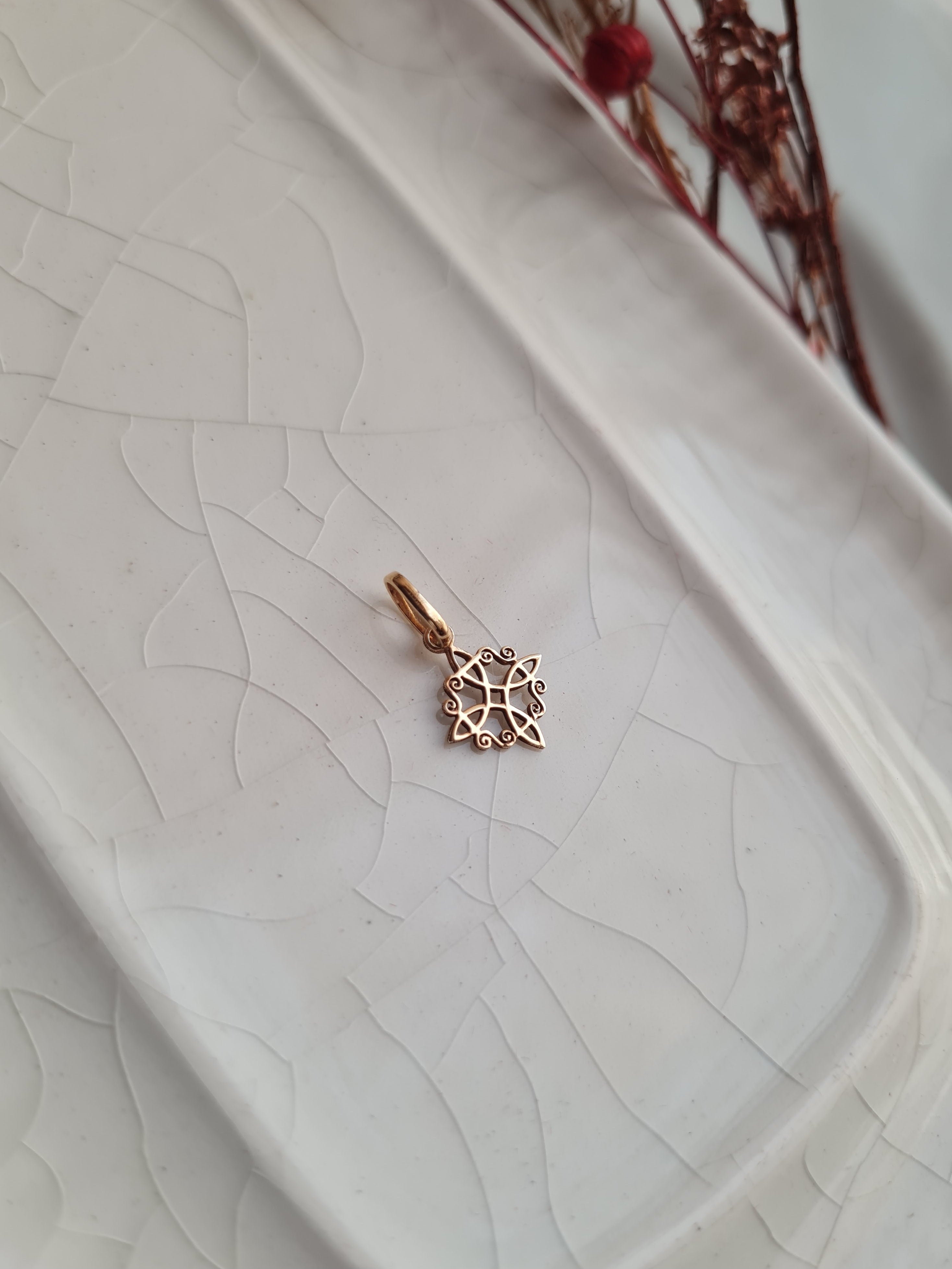 Dije Nudo de Bruja Charm - P950 Micrado 18k