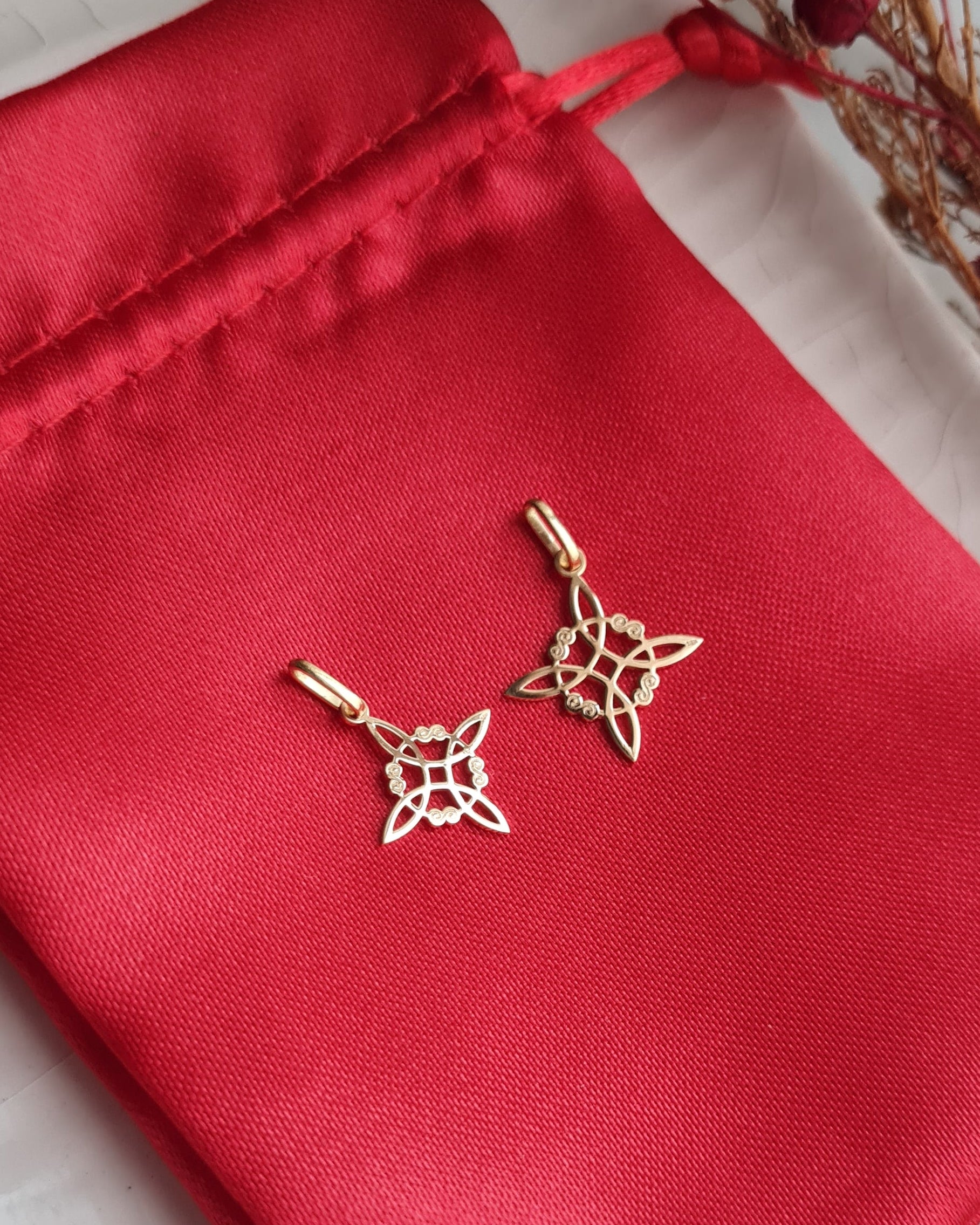 Dije Nudo de Bruja Amuleto Protección - Oro 18k