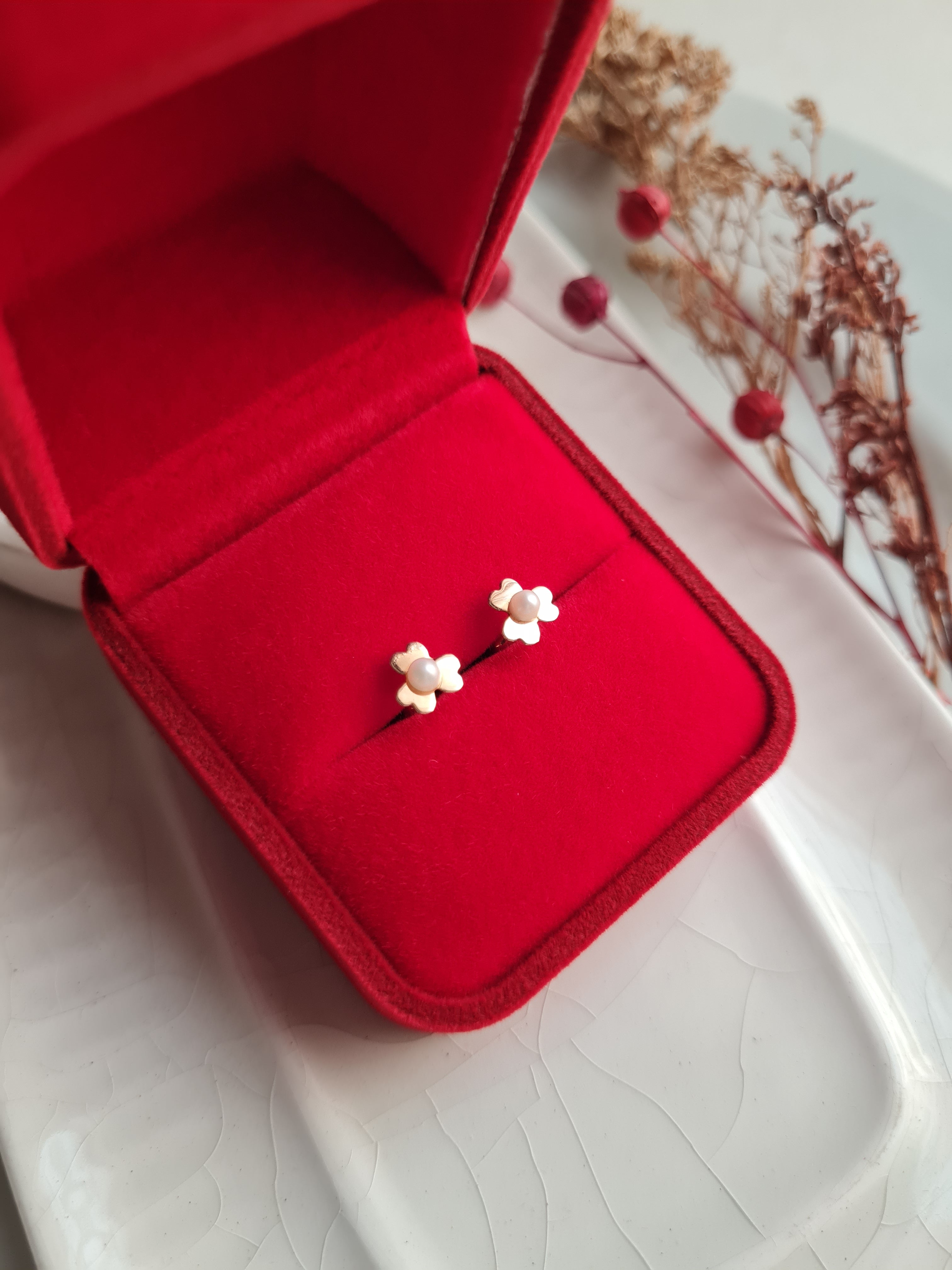 Aretes Perlas con Pétalos Corazón (Seguro Enrroscable) - Oro 18K