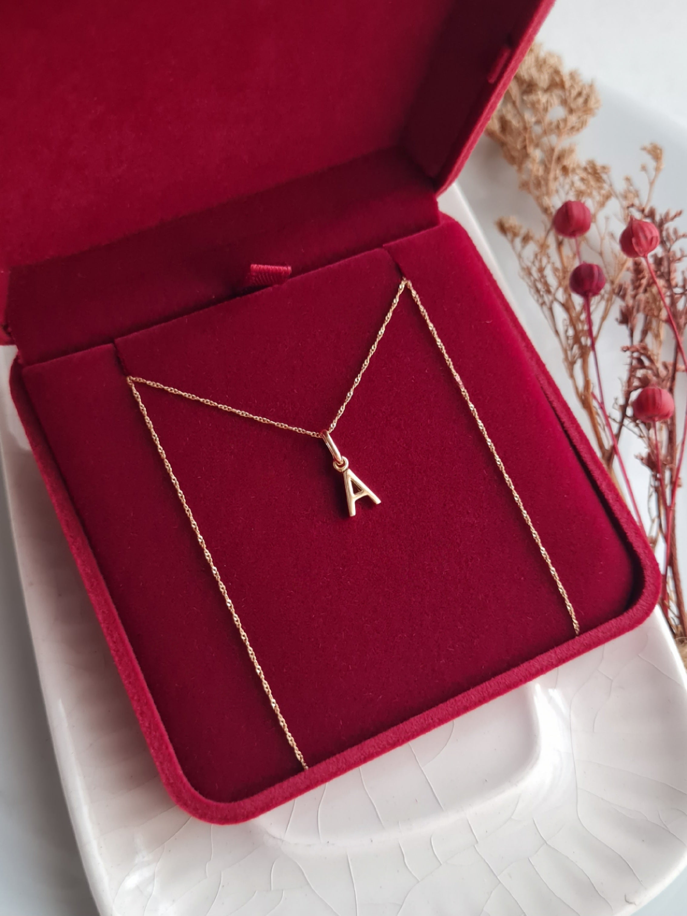 Inicial Minimalista, tu Amuleto Personal - Oro 18k