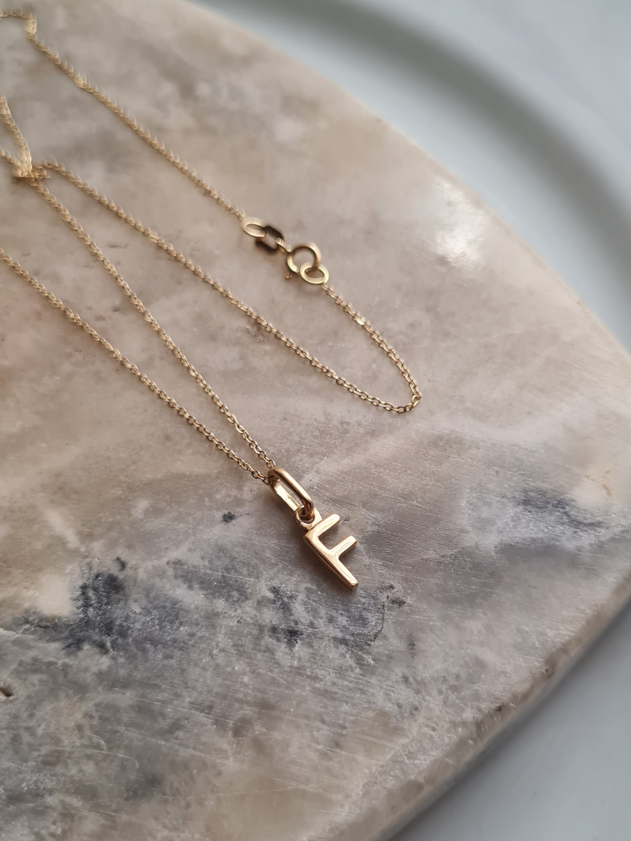 Inicial Minimalista, tu Amuleto Personal - Oro 18k
