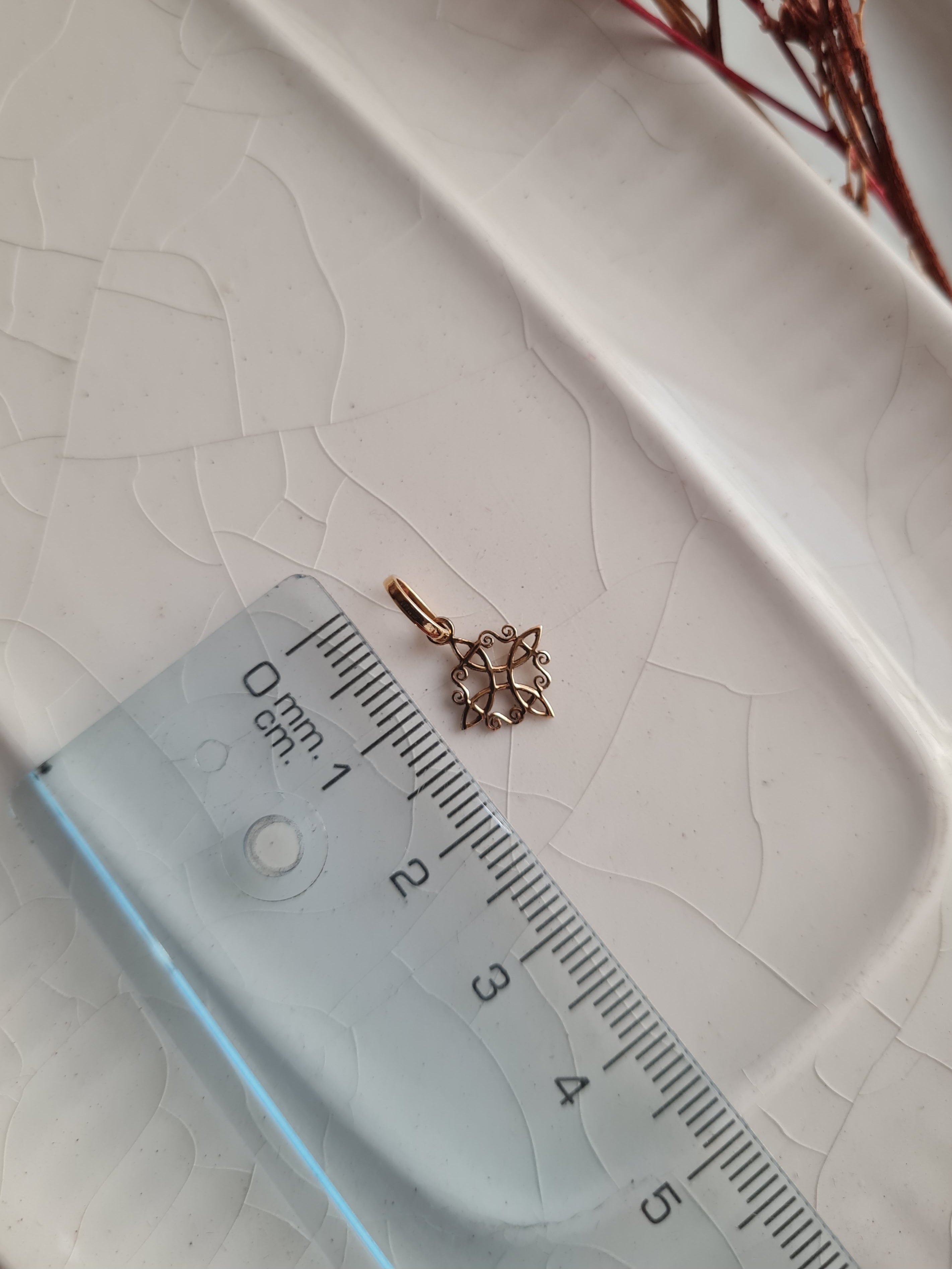 Dije Nudo de Bruja Charm - P950 Micrado 18k