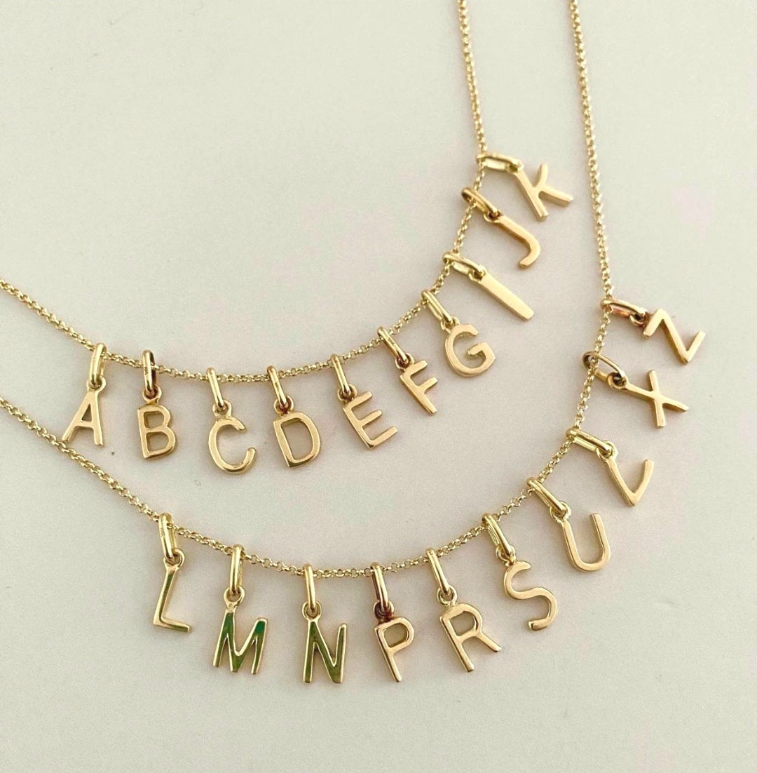 Inicial Minimalista, tu Amuleto Personal - Oro 18k