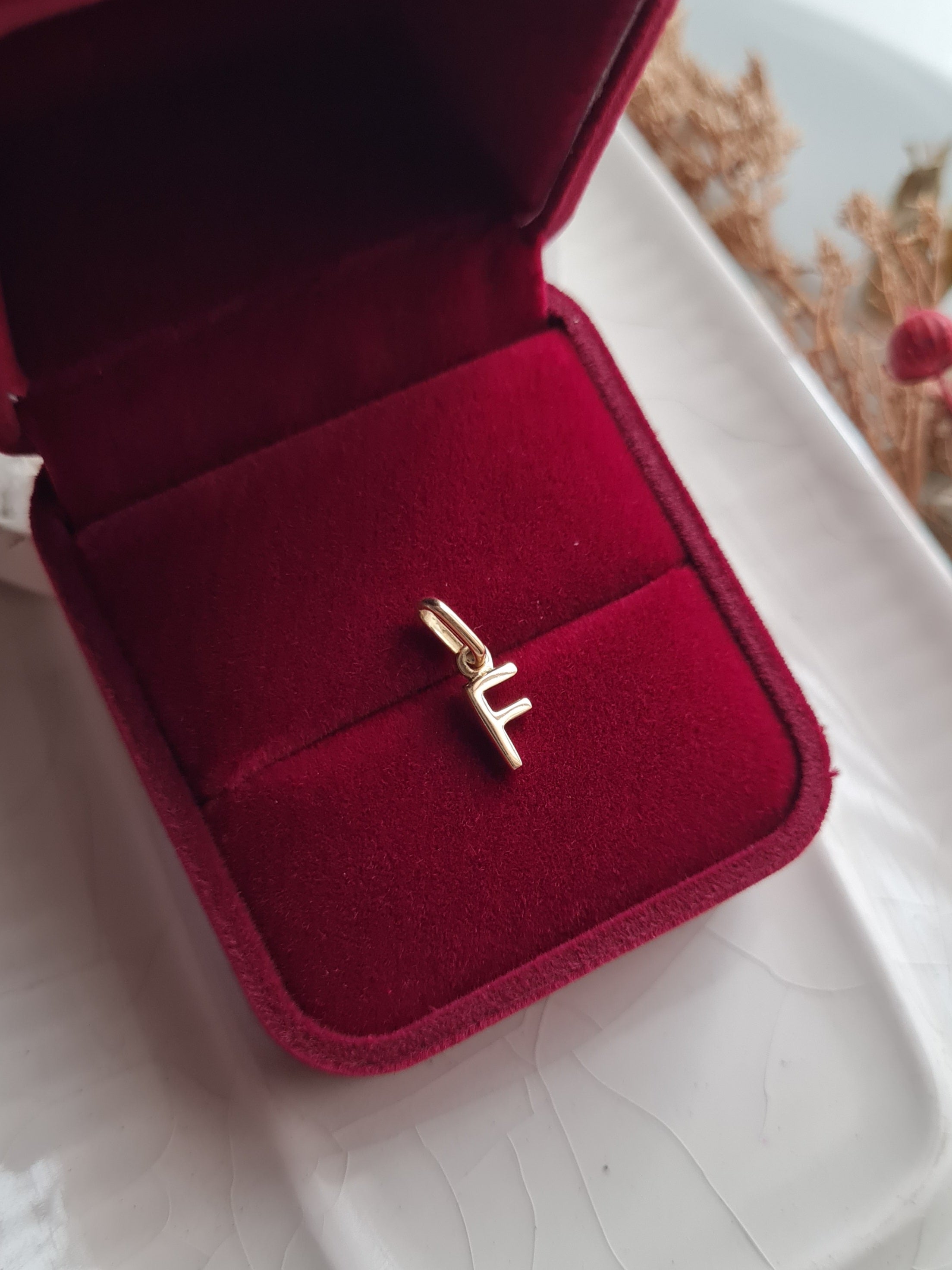 Inicial Minimalista, tu Amuleto Personal - Oro 18k